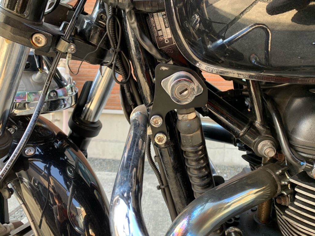 バイクのキーシリンダーを分解して移設！MOTONE製ステーをボンネビルに取り付け！